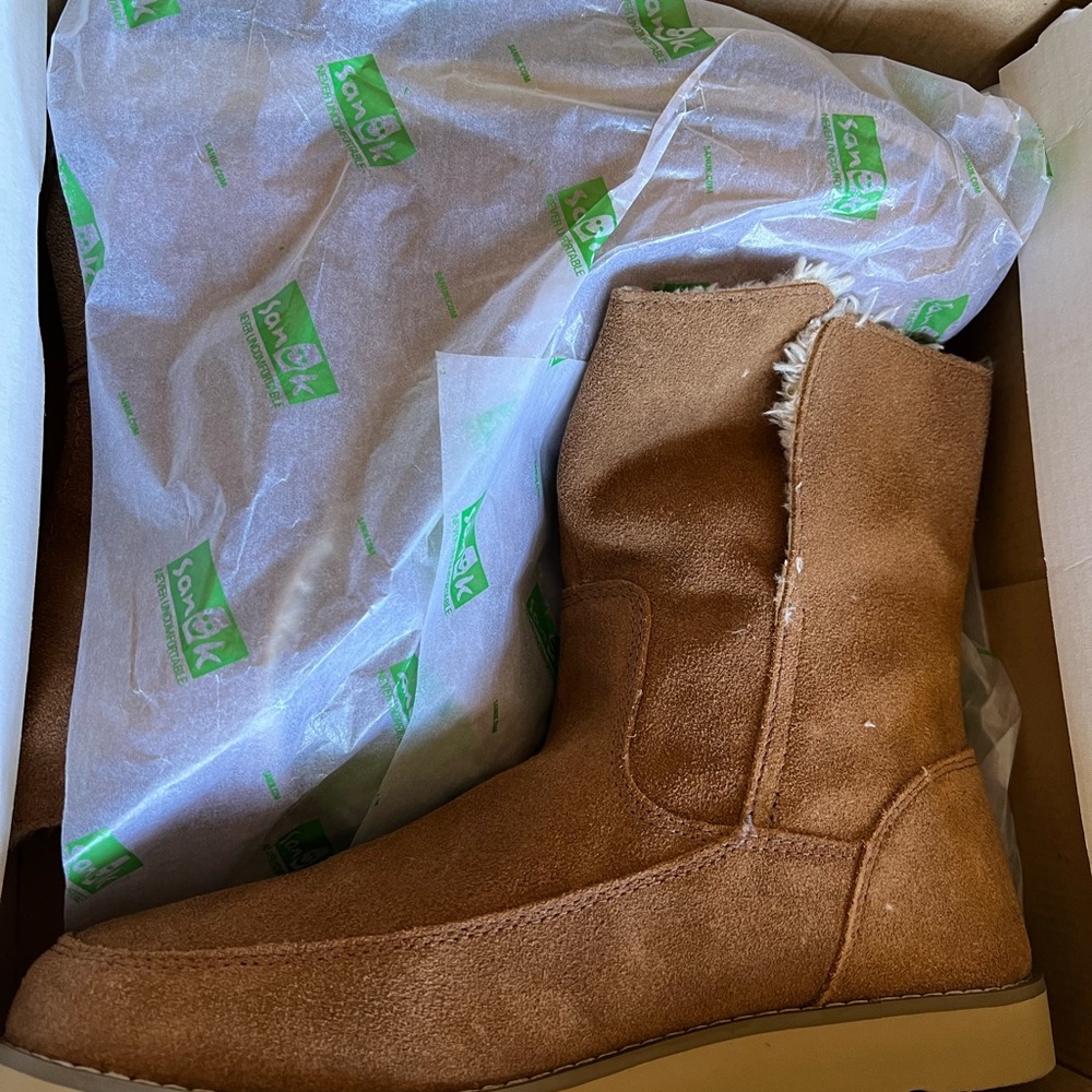 New in Box Sanuk Droptop Suede boot in Chestnut size 9
